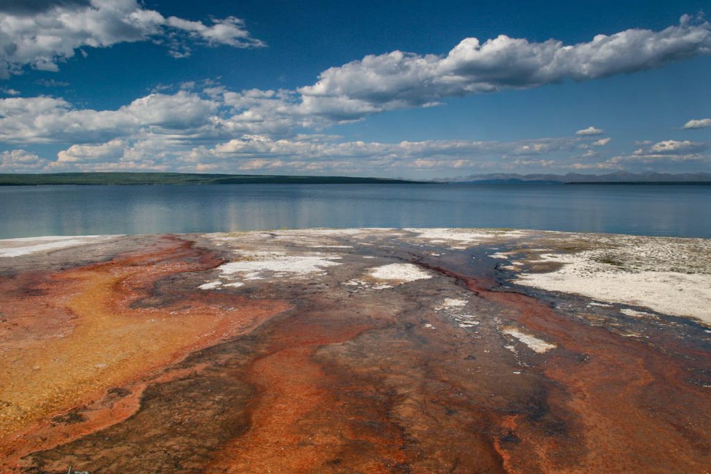 West Thumb Geyser Basin - Yellowstone National Park: 10x wat je niet mag missen - Reislegende.nl