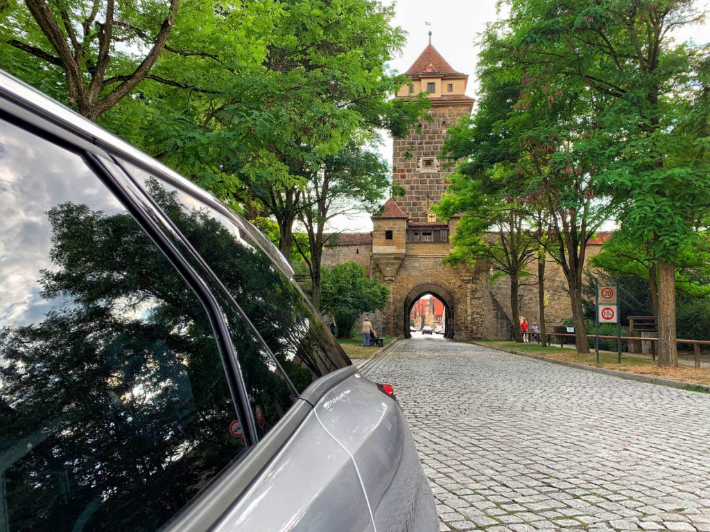 Parkeren bij Galgentor Bezienswaardigheden in Rothenburg ob der Tauber Romantische Strasse Duitsland - Reislegende.nl