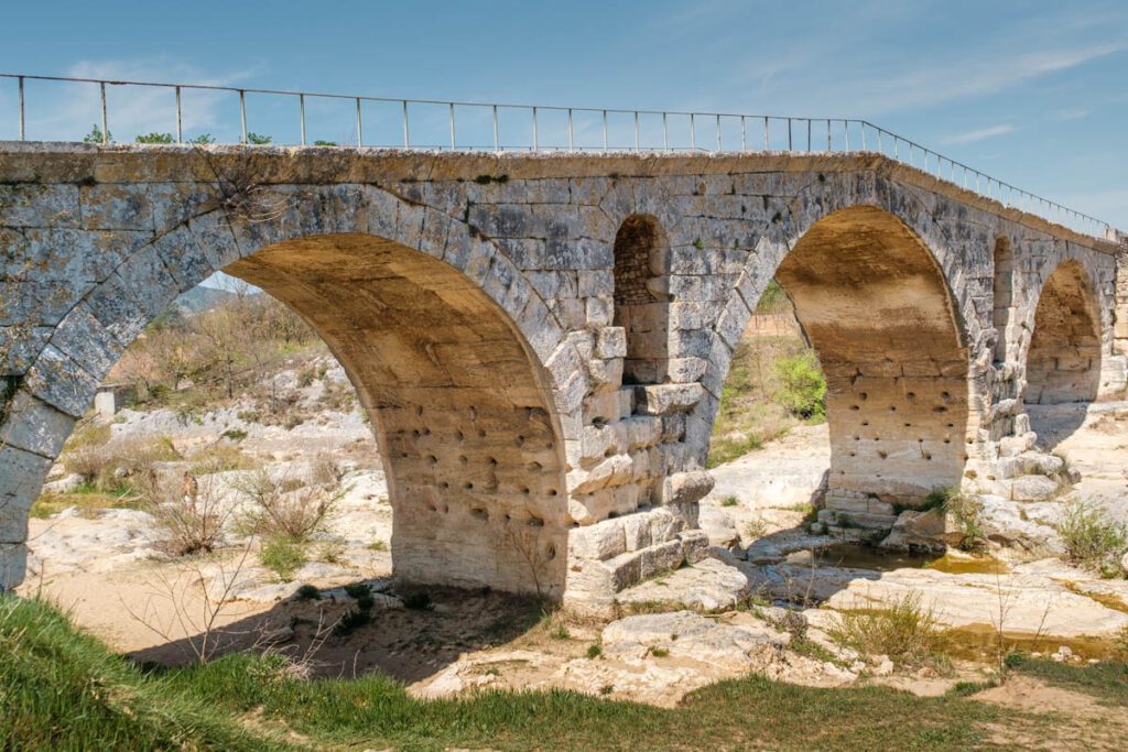 Pont Julien bezienswaardigheden Vaucluse Luberon Provence - Reislegende.nl