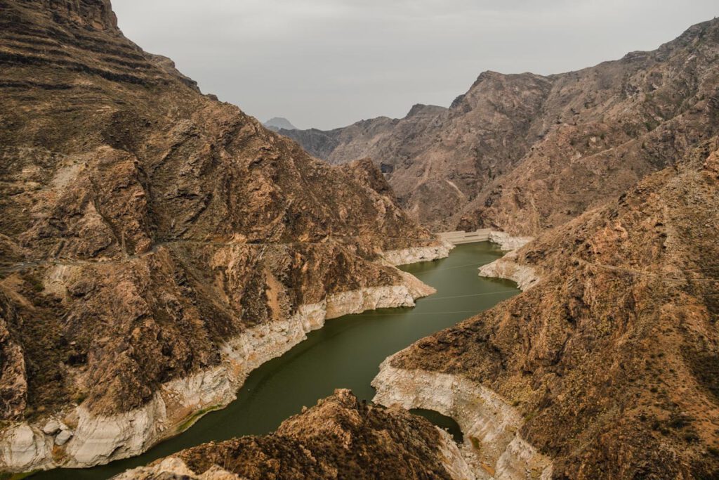 Presa del Parralillo stuwmeer gezien vanaf Mirador del Molino Gran Canaria binnenland GC-210 - Reislegende.nl