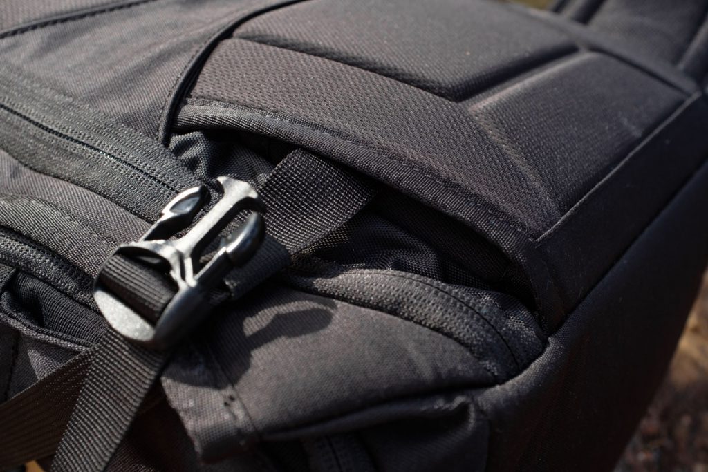 Review Thule Covert DSLR 32L heupriem - Reislegende.nl