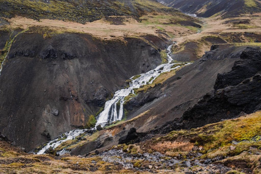 Reykjadalur Hot Springs Djupagilsfoss waterval IJsland - Reislegende.nl