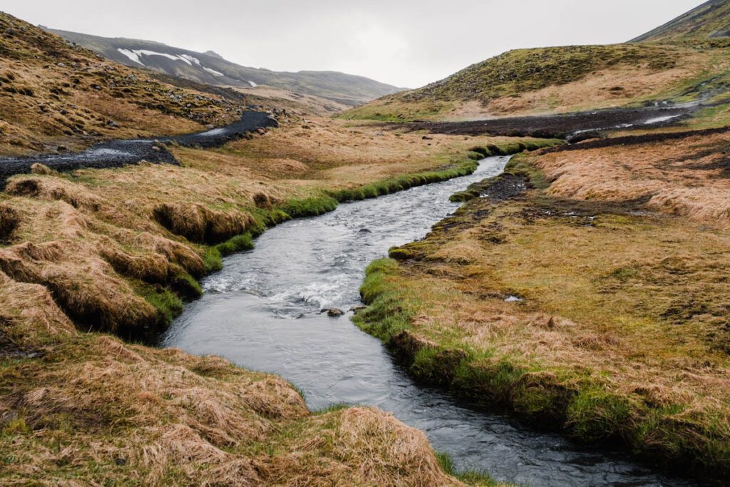 Reykjadalur Hot Springs wandelpad naar warm water rivier IJsland - Reislegende.nl