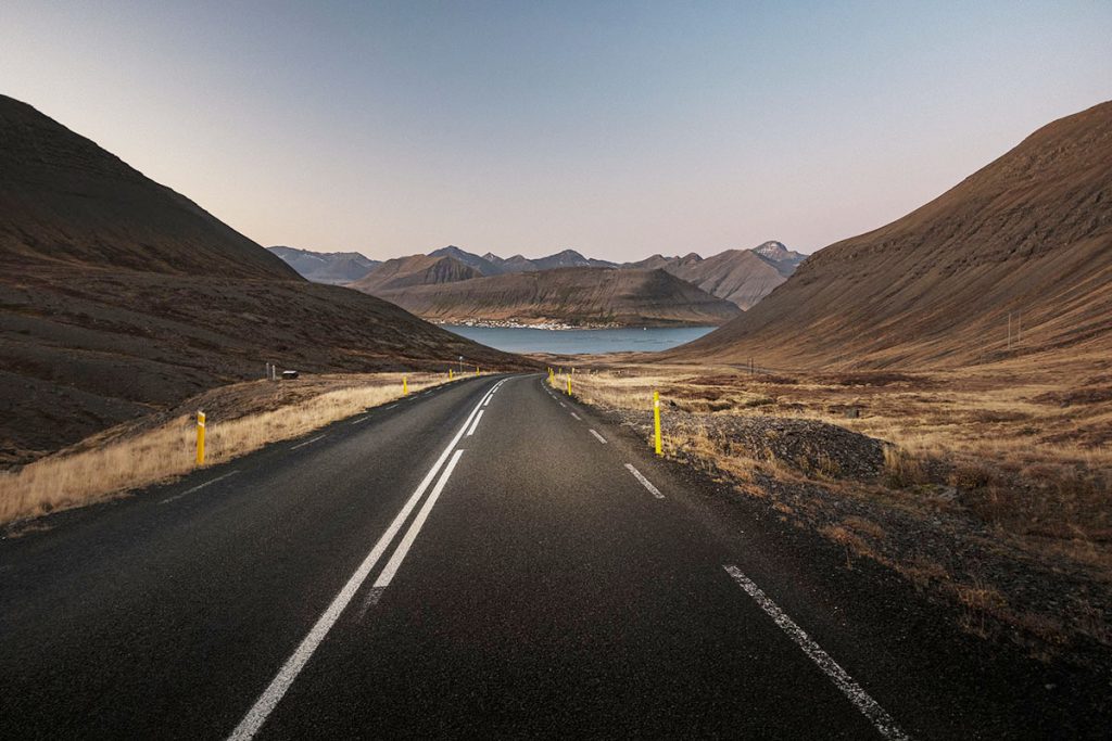 Road 60 richting Dýrafjörður - Road 626 in IJsland: bergpas in de Westfjorden die je niet mag missen - Reislegende.nl