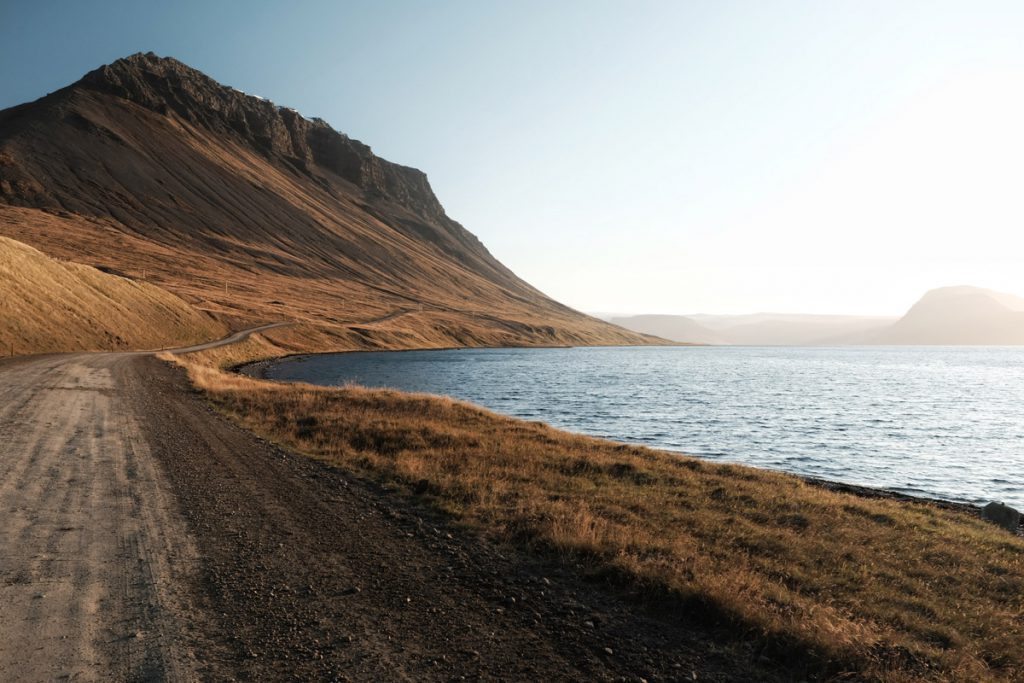 Road 60 langs Arnarfjörður - Road 626 in IJsland: bergpas in de Westfjorden die je niet mag missen - Reislegende.nl