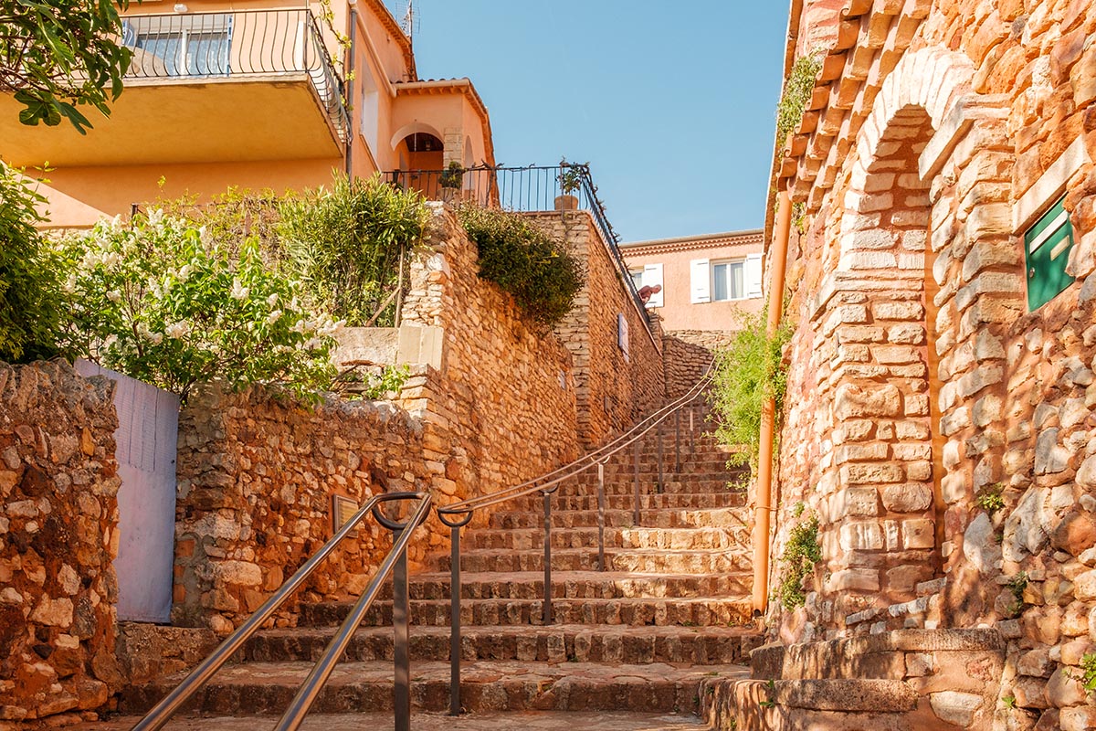 Mooiste dorpen in Provence Roussillon, tips voor een bezoek aan dit roodgekleurde dorp - Reislegende.nl