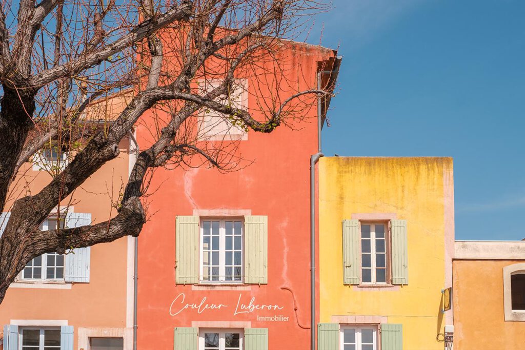 Rue des Bourgades - Roussillon in de Provence, tips voor een bezoek aan dit roodgekleurde dorp - Reislegende.nl