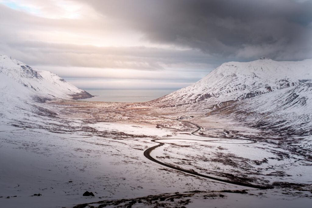 S94 weg naar Borgarfjordur Eystri Borgarfjardarvegur door Njardvik vallei in oosten van IJsland - Reislegende.nl