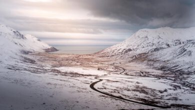 S94 weg naar Borgarfjordur Eystri Borgarfjardarvegur door Njardvik vallei in oosten van IJsland - Reislegende.nl