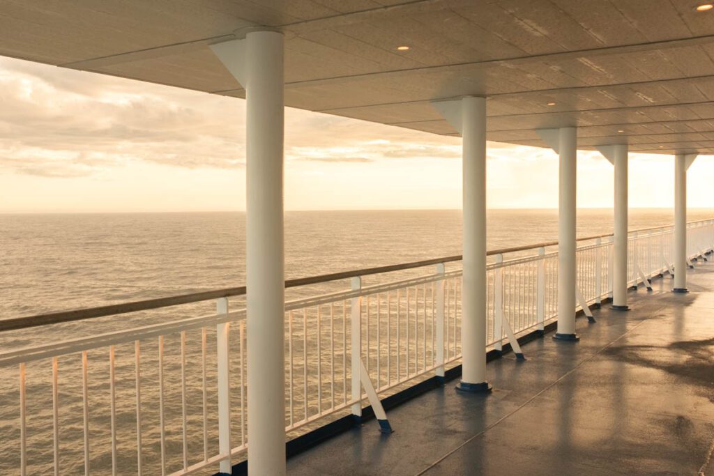 Smyril Line ferry overtocht Faeroer eilanden Hirtshals Torshavn MS Norrona dek - Reislegende.nl