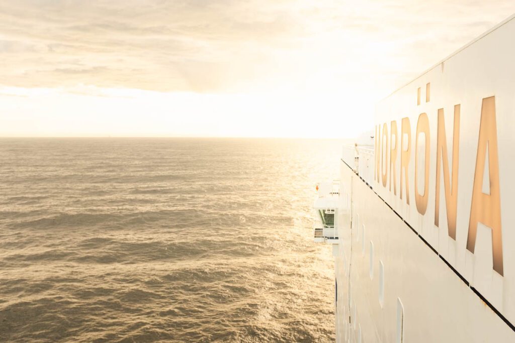 Smyril Line ferry overtocht Faeroer eilanden Hirtshals Torshavn MS Norrona zonsondergang - Reislegende.nl