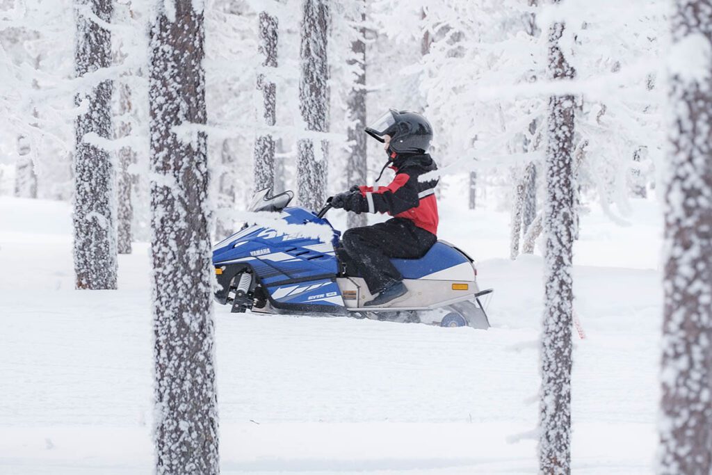 Sneeuwscooters speciaal voor kinderen - 25x wat te doen in Lapland - Reislegende.nl