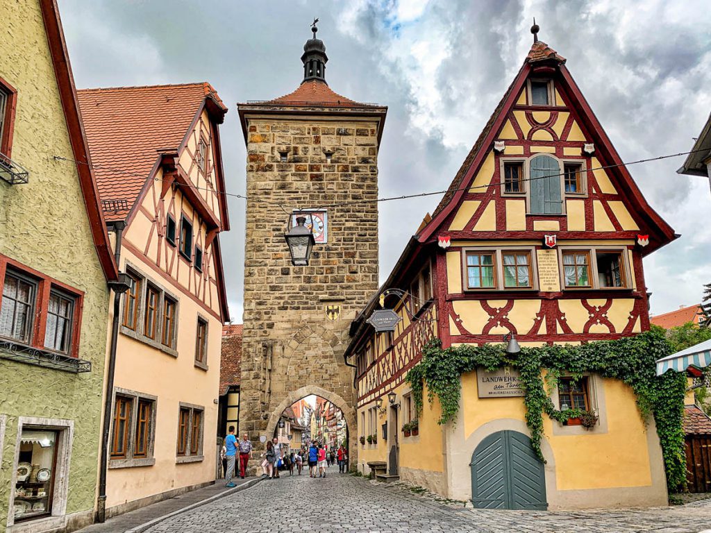 Spitalgasse Siebersturm Bezienswaardigheden in Rothenburg ob der Tauber Romantische Strasse Duitsland - Reislegende.nl