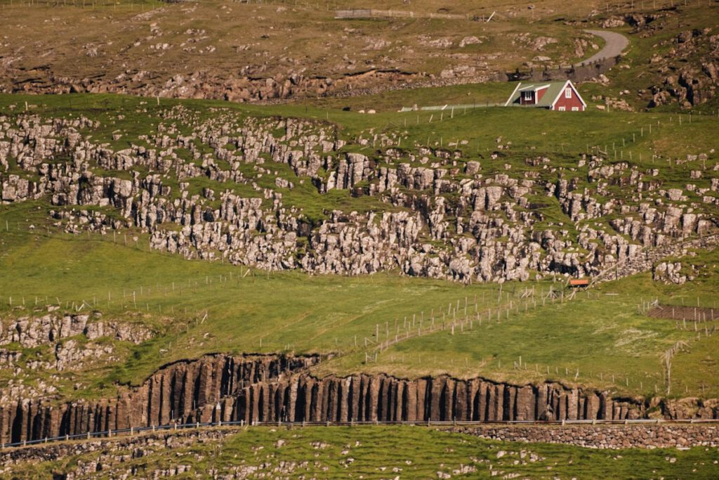 Suduroy Faeroer eilanden basalt columns - Reislegende.nl