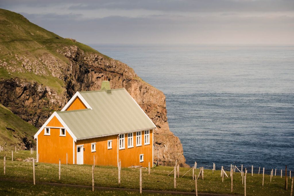 Suduroy Faeroer eilanden huizen bij Akraberg Lighthouse - Reislegende.nl