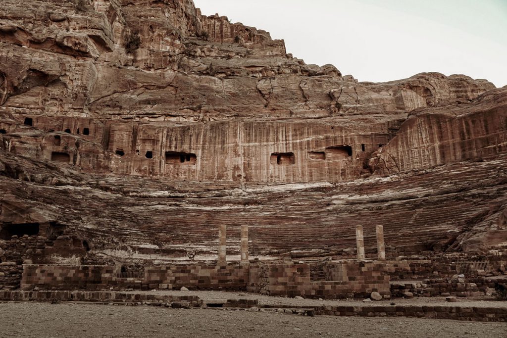 Nabatean Theatre - Tips voor een bezoek aan Petra, wereldwonder in Jordanië - Reislegende.nl