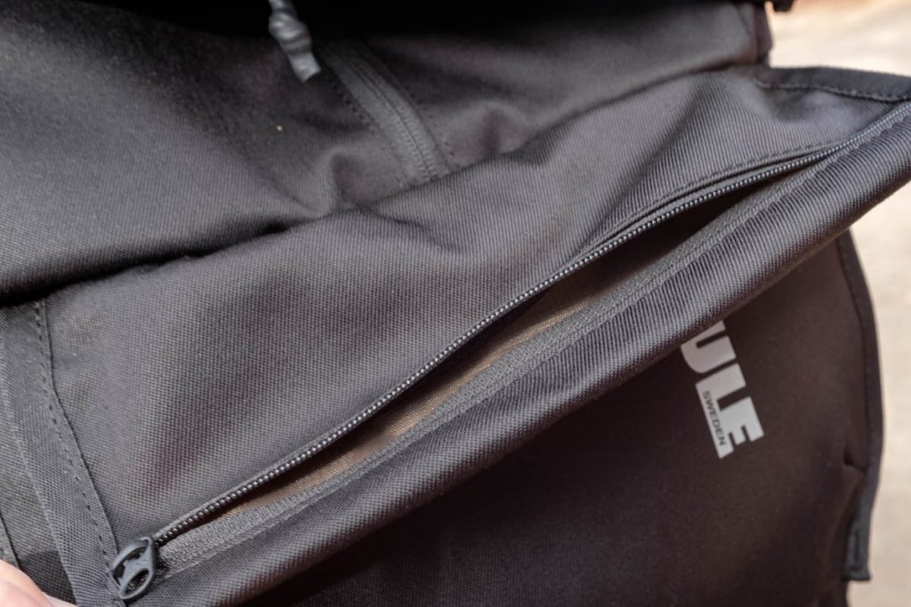 Thule Covert DSLR Backpack 32L REVIEW geheim opbergvakje - Reislegende.nl