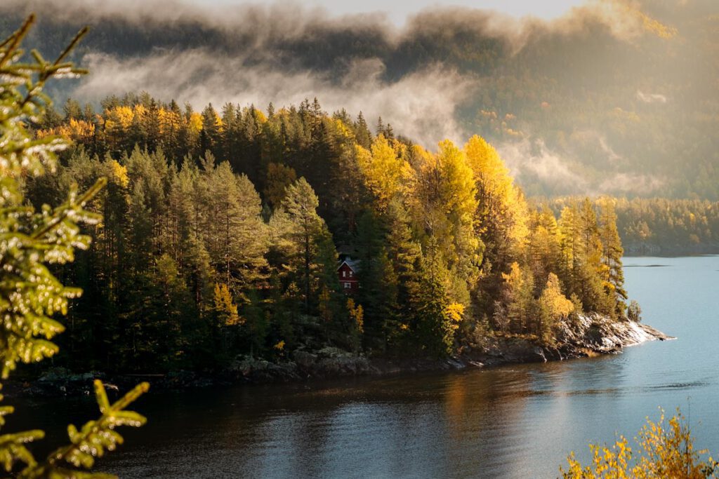 Tips en bezienswaardigheden in Vestfold og Telemark Tinnsja lake in zuiden van Noorwegen - Reislegende.nl