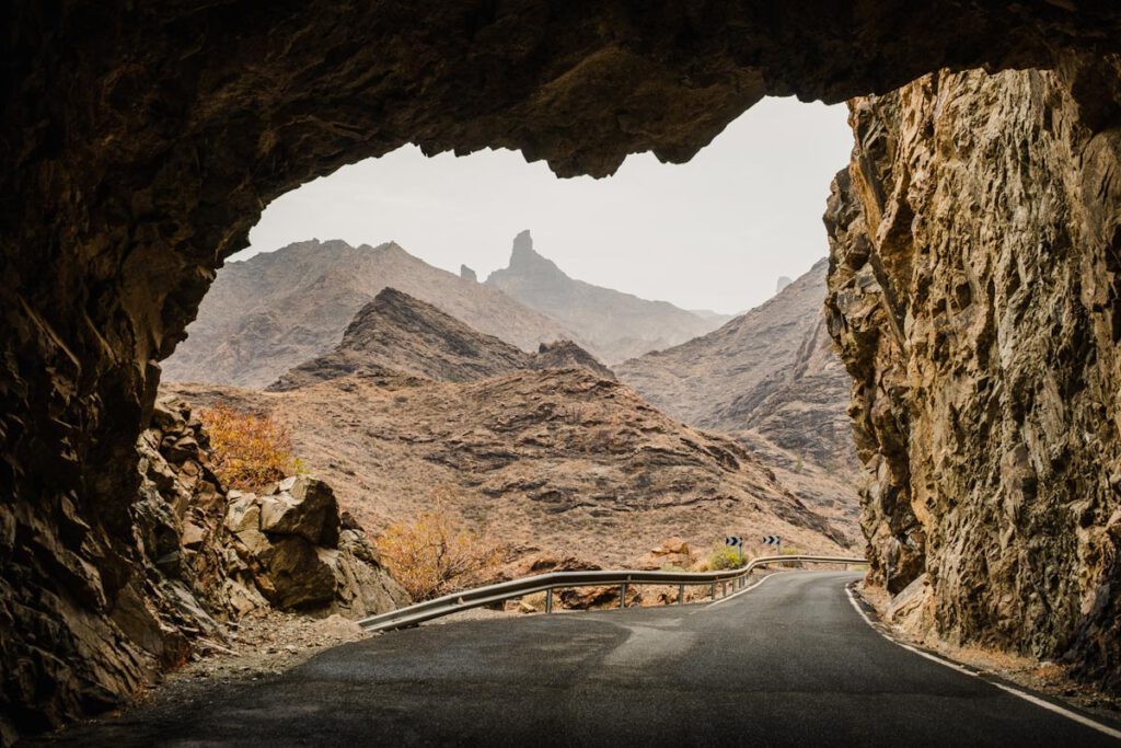 Tunnel GC-210 met zicht op Roque Bentayga Gran Canaria - Reislegende.nl