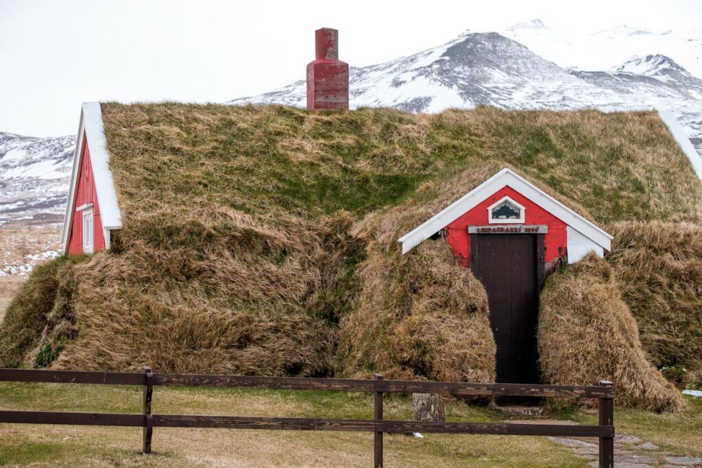 Turfjuisje Lindarbakki Bakkagerdi Borgarfjordur Eystri in Oost-IJsland - Reislegende.nl