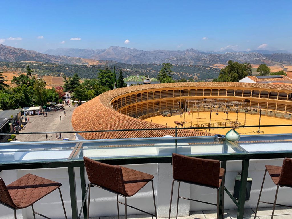 Uitzicht op Plaza de Toros de Ronda vanaf dakterras hotel Catalonia - Wandelroute langs 22 Ronda bezienswaardigheden - Reislegende.nl