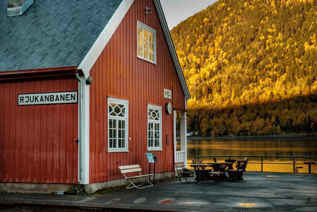 Vestfold og Telemark Mael stasjon Rjukanbanen Rjukan bezienswaardigheden Zuid-Noorwegen - Reislegende.nl