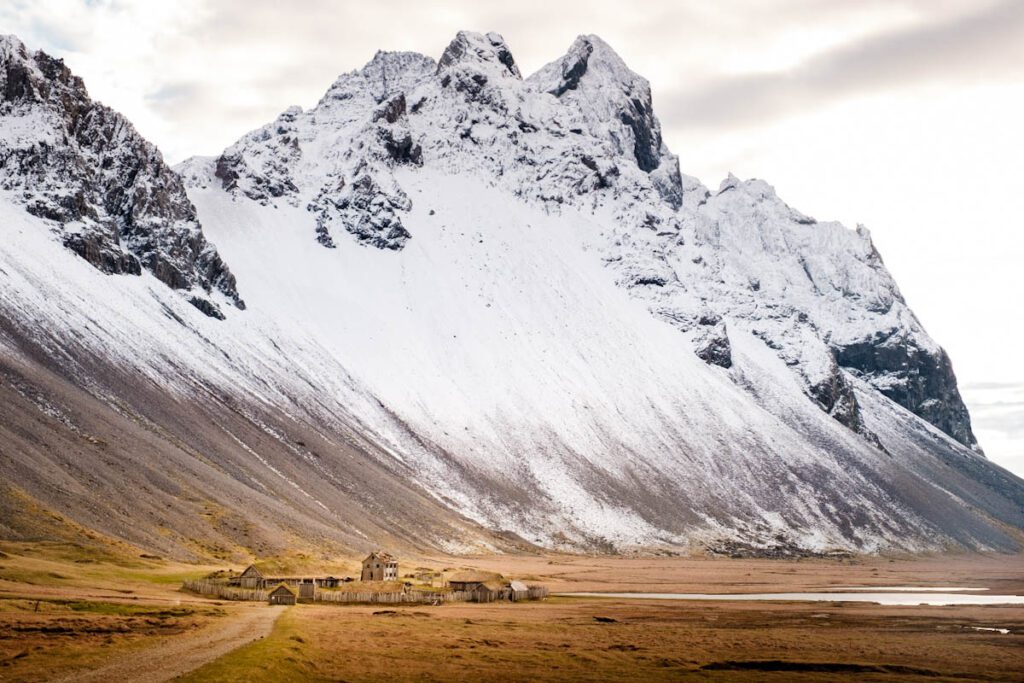 Vestrahorn Stokksnes schiereiland Viking Village zuidkust IJsland - Reislegende.nl