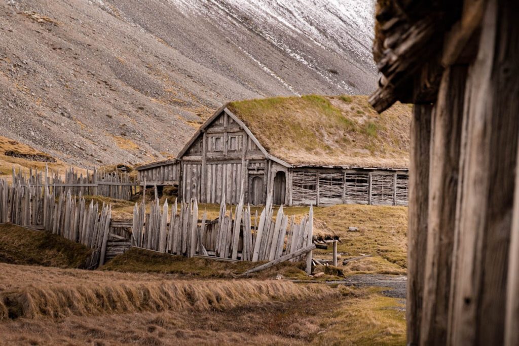 Viking Village filmset IJsland zuidkust Stokksnes - Reislegende.nl