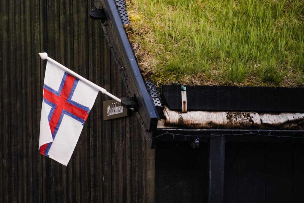 Vlag Faeroer eilanden tips en bezienswaardigheden Vagar Bour - Reislegende.nl