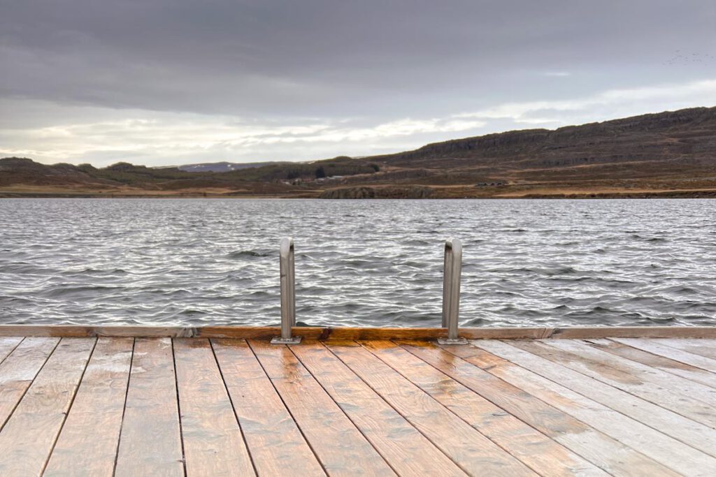 Vök Baths Egilsstadir infinity pools Oost-IJsland - Reislegende.nl