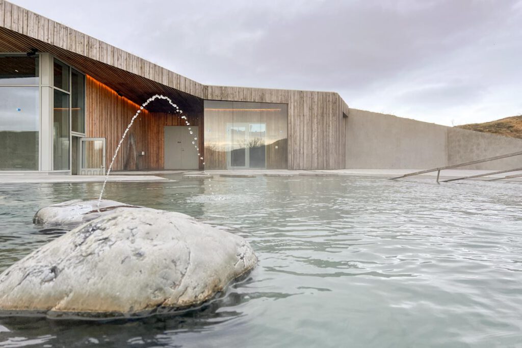Vök Baths hot pools Egilsstadir Oost-IJsland - Reislegende.nl
