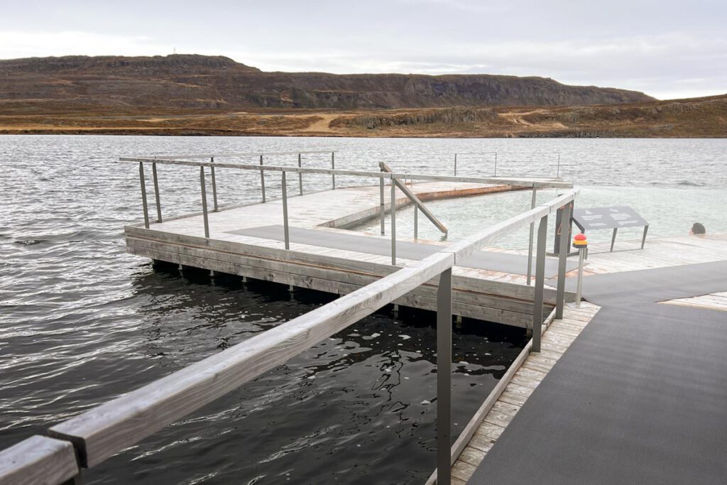 Vök Baths infinity pools Egilsstadir Oost-IJsland - Reislegende.nl