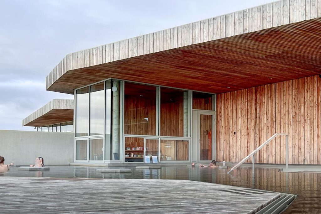 Vök Baths thermale baden en spa Egilsstadir Oost-IJsland - Reislegende.nl