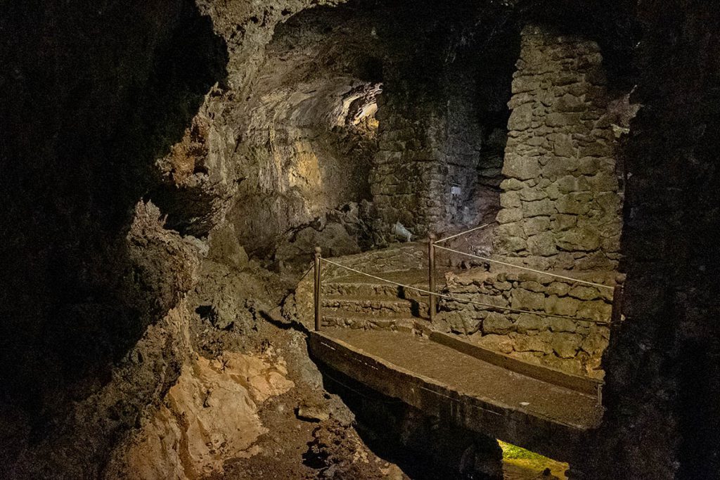 São Vicente Caves op Madeira, door lava uitgesleten gangen - Reislegende.nl