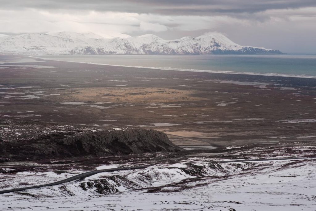 Weg naar Borgarfjordur Eystri Borgarfjardarvegur zicht vanaf S94 Vatnsskard pass in Oost-IJsland - Reislegende.nl