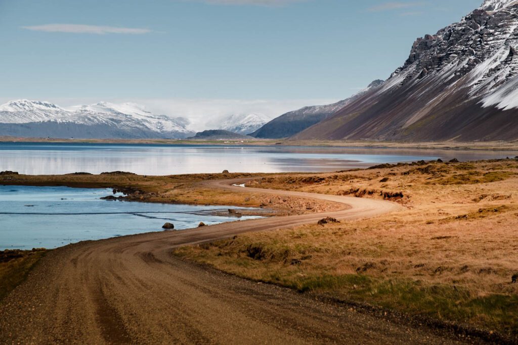 Weg naar Stokksnes beach IJsland tips zuidkust - Reislegende.nl