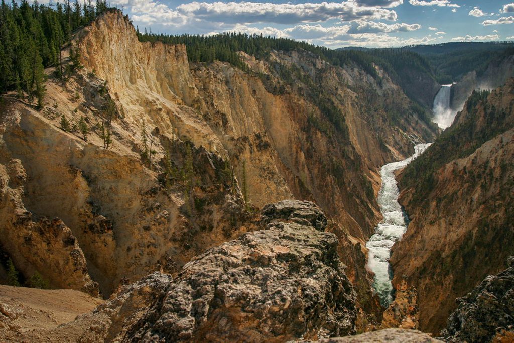 Lower Falls, Grand Canyon in Yellowstone - Yellowstone National Park: 10x wat je niet mag missen - Reislegende.nl