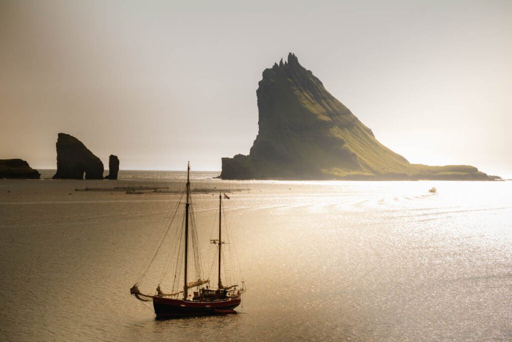 Tindholmur en Drangarnir Zeilen op Faeroer eilanden tips Vagar - Reislegende.nl