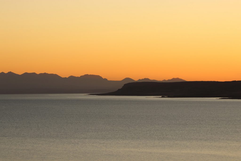 Zonsondergang in de Westfjorden tijdens roadtrip IJsland Reislegende - Reislegende.nl