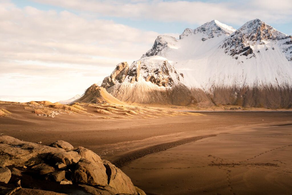 Vestrahorn bij zonsopkomst Stokksnes beach zuidkust IJsland - Reislegende.nl