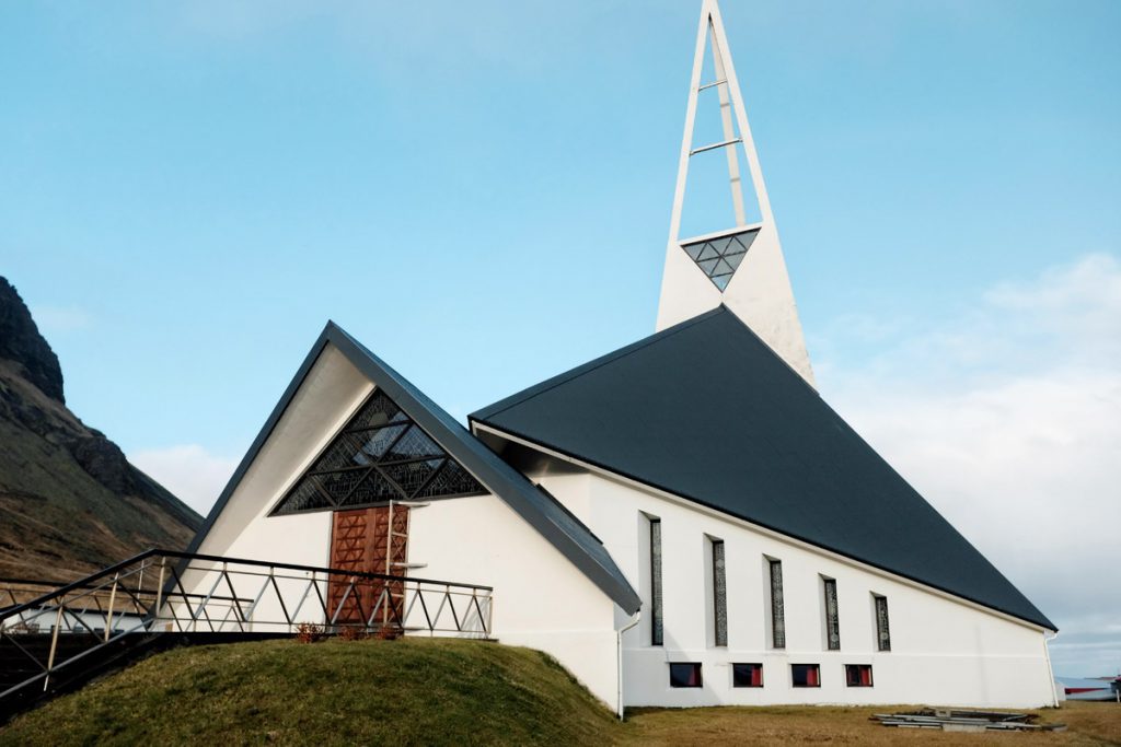 Ólafsvíkurkirkja Olafsvik kerk Snaefellsnes tips IJsland - Reislegende.nl