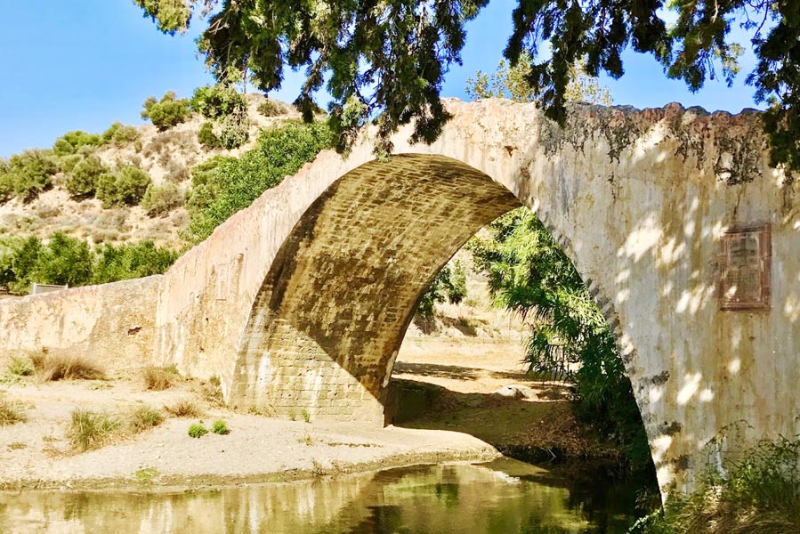 Venetiaanse brug over Kourliótis rivier op Kreta - AllinMam.com