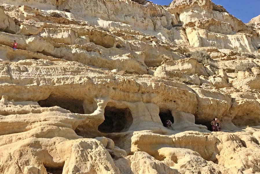 Hippie caves in Matala, Kreta - AllinMam.com