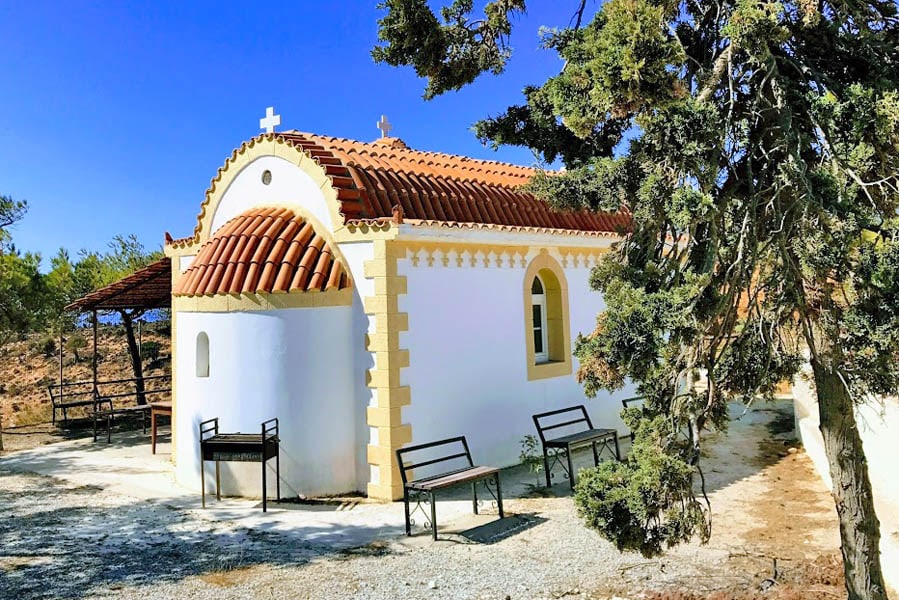 Martsalo beach op Kreta: wandeling door kloof naar verborgen strand kerkje waar te parkeren - AllinMam.com