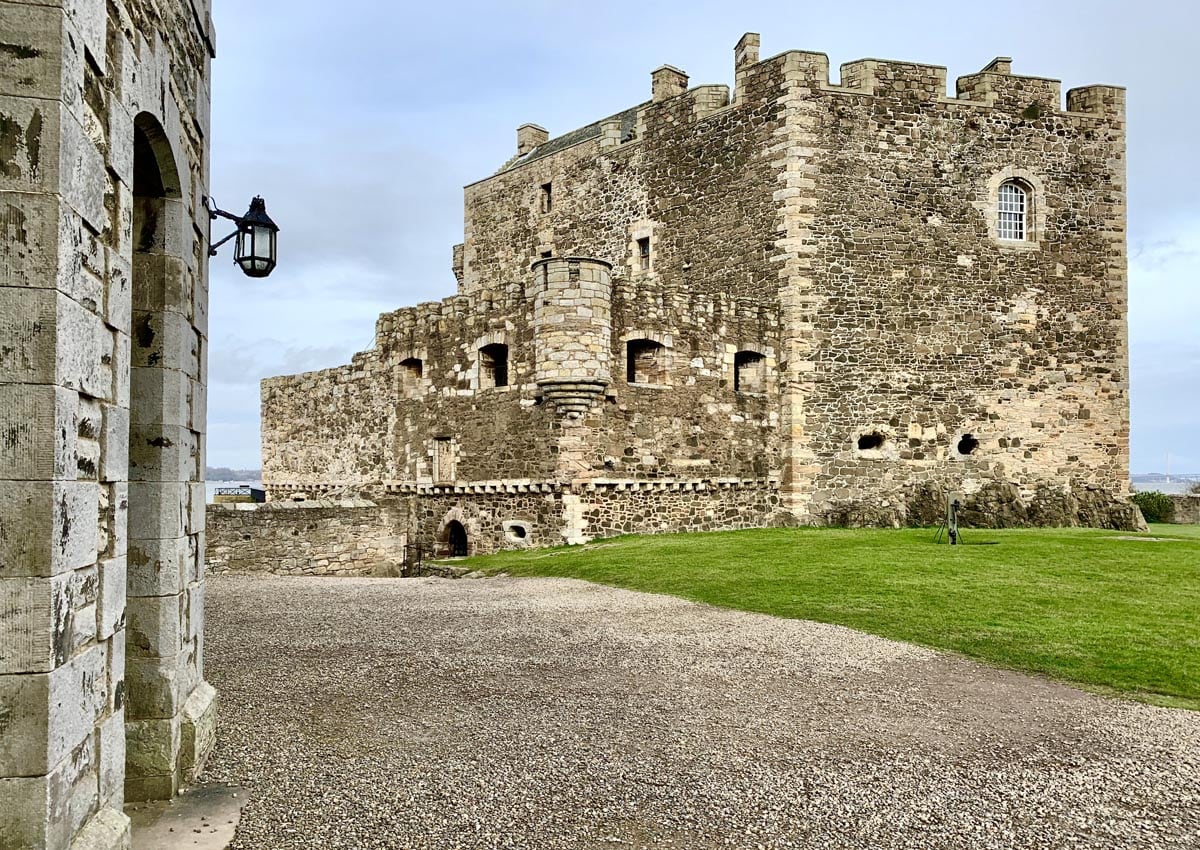 Blackness Castle - Bezoek deze Outlander filmlocaties in Schotland - Reislegende.nl