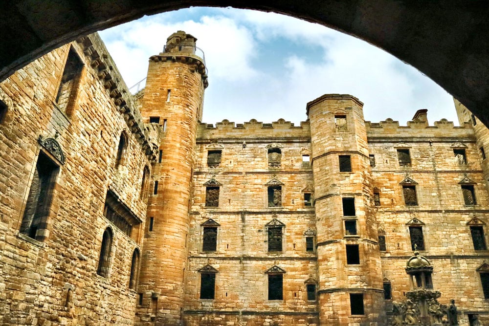 Linlithgow Palace - Bezoek deze Outlander filmlocaties in Schotland - Reislegende.nl