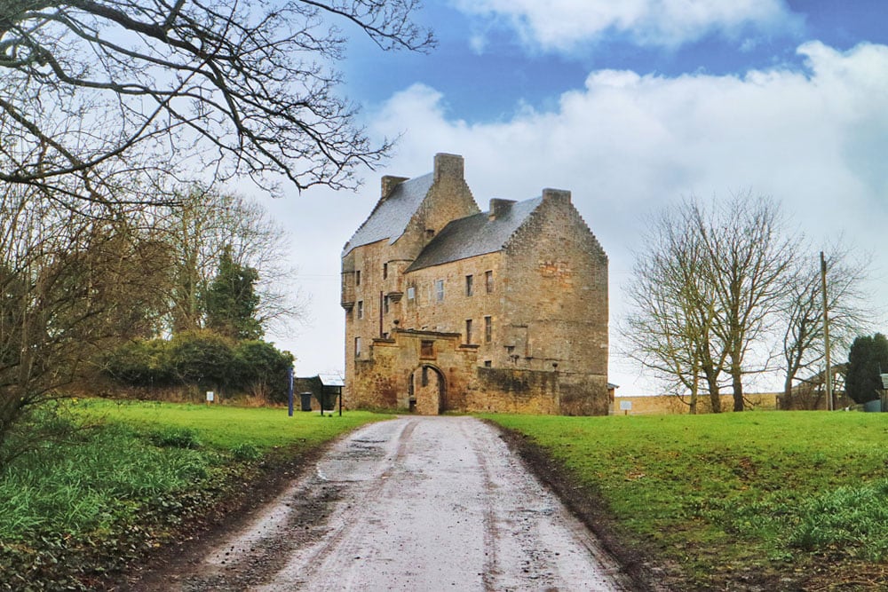 Lallybroch, Midhope Castle - Bezoek deze Outlander filmlocaties in Schotland - Reislegende.nl