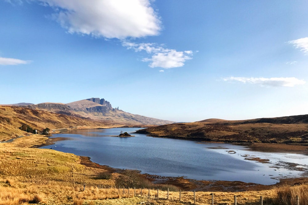 Loch Leathan, Old Man of Storr in background, Isle of Skye - Rij deze autoroute langs Isle of Skye bezienswaardigheden - Reislegende.nl