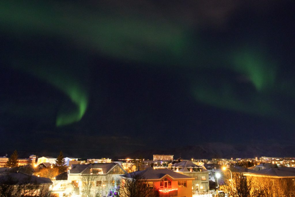 Noorderlicht boven Reykjavik, tips voor vastleggen van het noorderlicht - Reislegende.nl