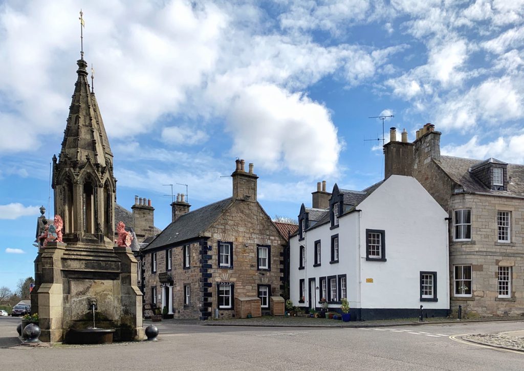 Vanuit b&b bij Lallybroch Outlander locaties bezoeken